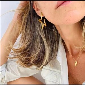 NEW! ❤️ Bold Gold Star Earrings